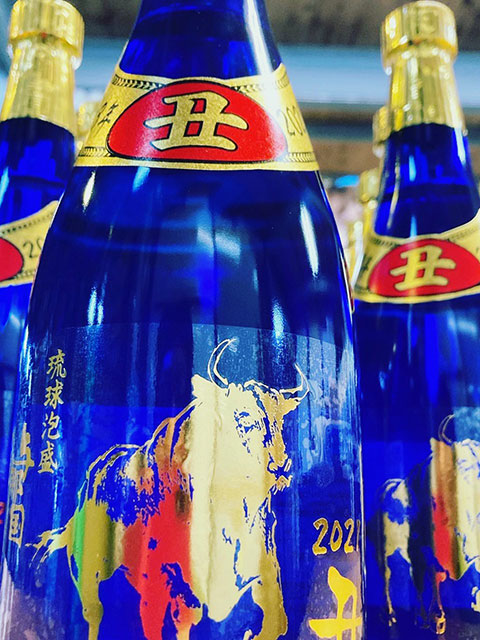 琉球泡盛 干支ボトル「令和3年・丑年ボトル(青)」30度 720ml Ryukyu Awamori Zodiac bottle Reiwa 3rd year /Ox year bottle (blue)30degrees 720ml